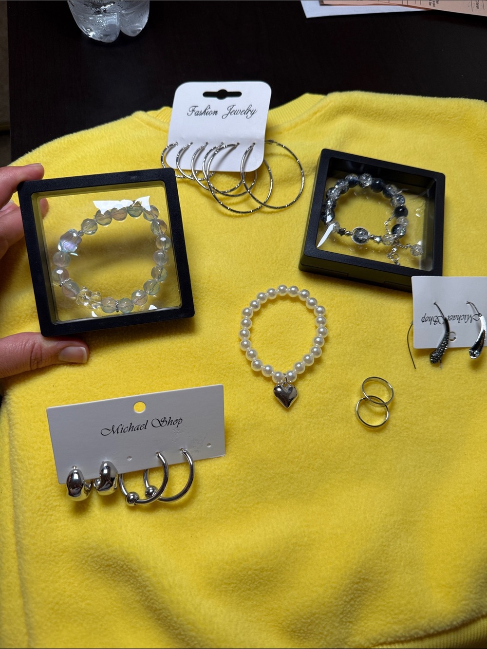 Mixed set of precious jewels